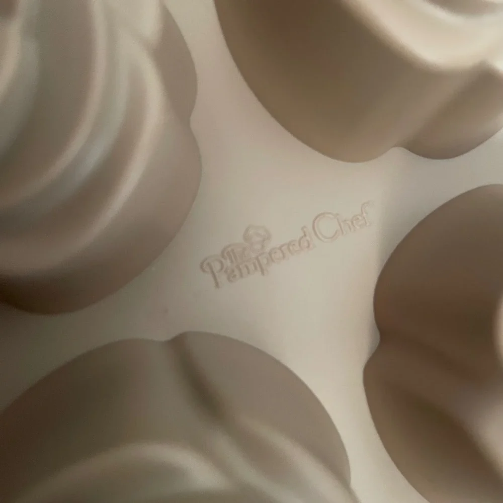 The Pampered Chef Silicone Floral Cupcake Pan bakeware Item‎ #1613